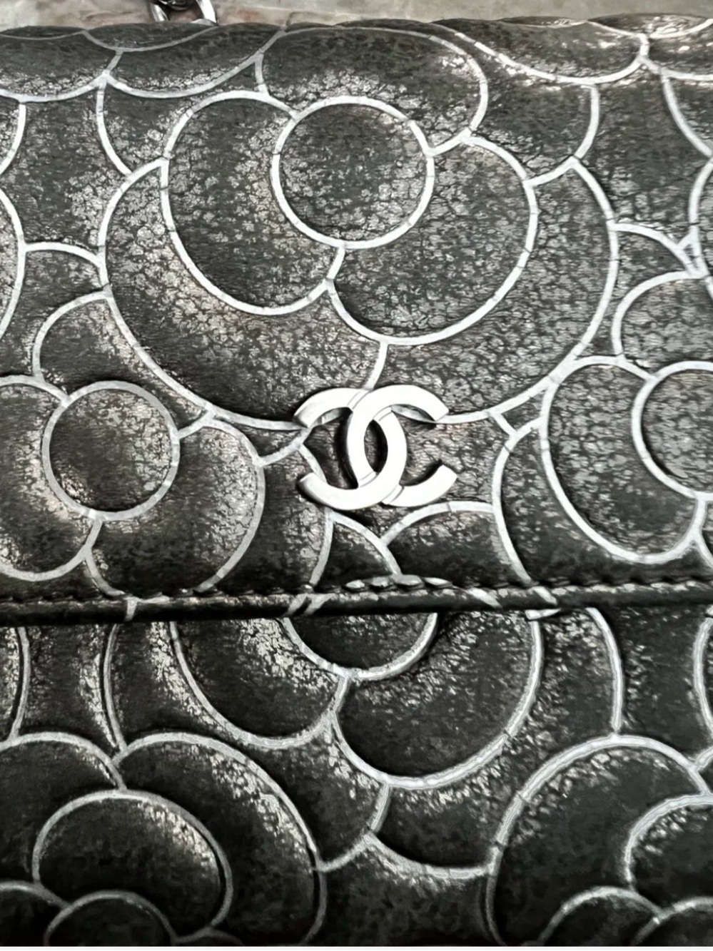 CHANEL Metallic Silver Camellia Quilted long wallet - Picture 2 of 8